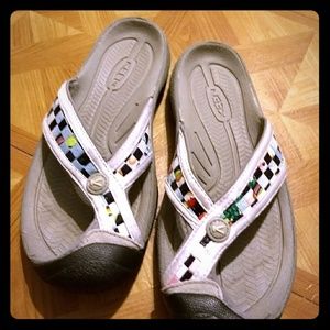 Keen Protected Toe Flip Flops size 8M